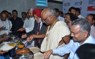 More dignitaries who have contributed significantly toward the expansion of Akshaya Patra, join in serving the students