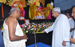 CM Naveen Patnaik and Madhu Pandit Dasa light the lamp
