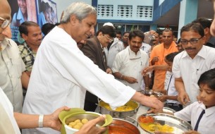 Odisha Chief Minister Naveen Patnaik Helps Serve The Mid Day Meal